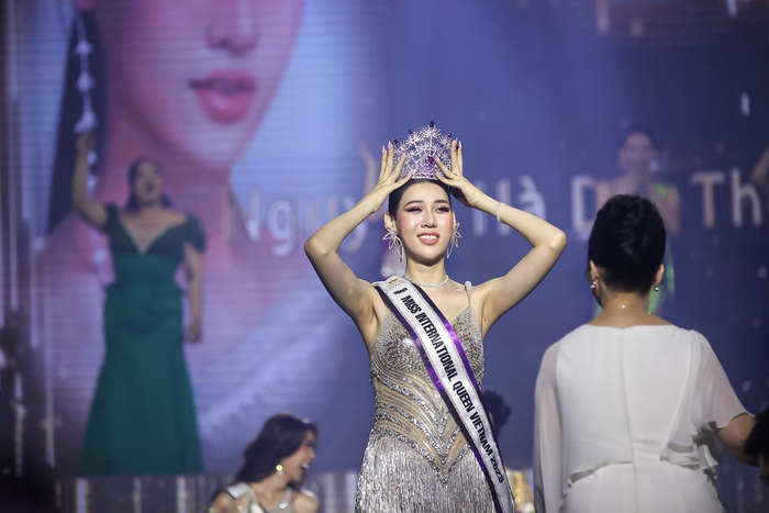 Học trò Mai Ngô vừa đăng quang Hoa hậu Chuyển giới 2023 đã gặp sự cố vương miện - Ảnh 5.