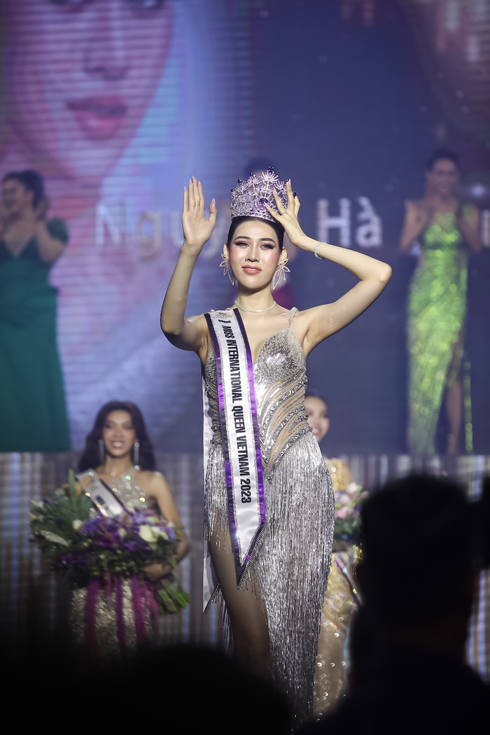 Học trò Mai Ngô vừa đăng quang Hoa hậu Chuyển giới 2023 đã gặp sự cố vương miện - Ảnh 2.