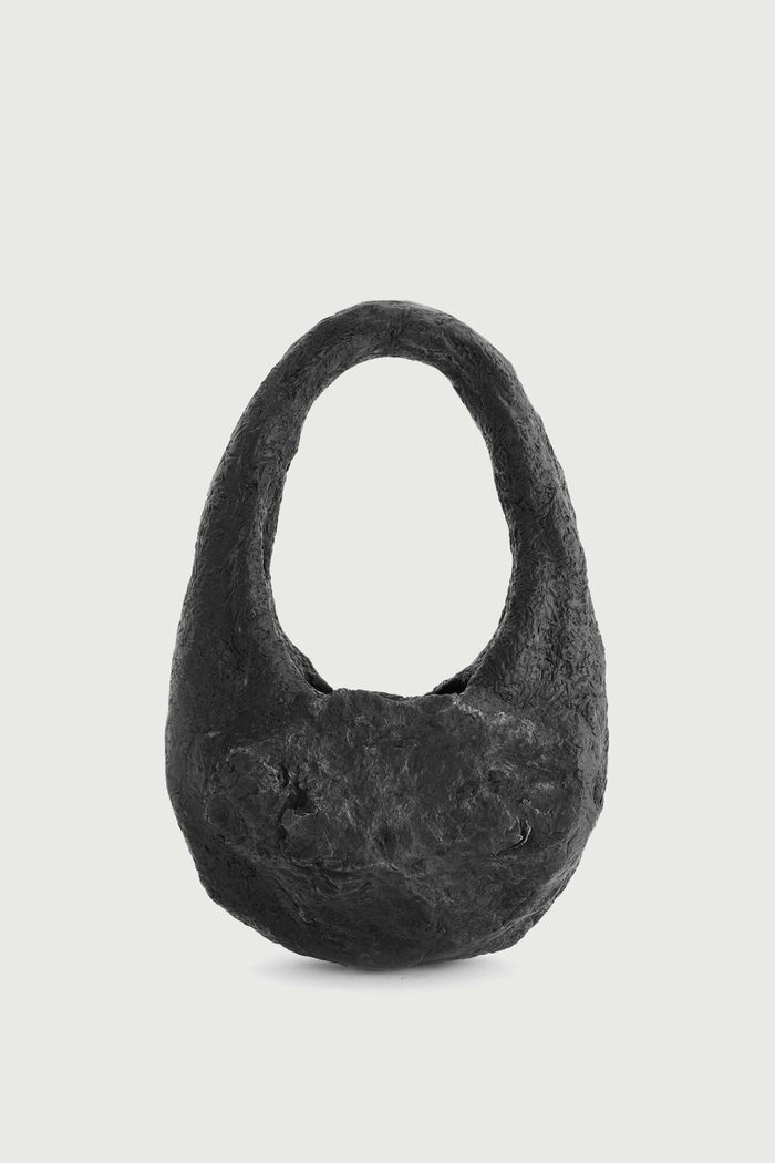Chiếc túi xách đen sì phiên bản độc nhất vô nhị trên thế giới: Chạm khắc thủ công, có giá cả tỷ bạc nhưng mua về chỉ để trưng bày - Ảnh 1.