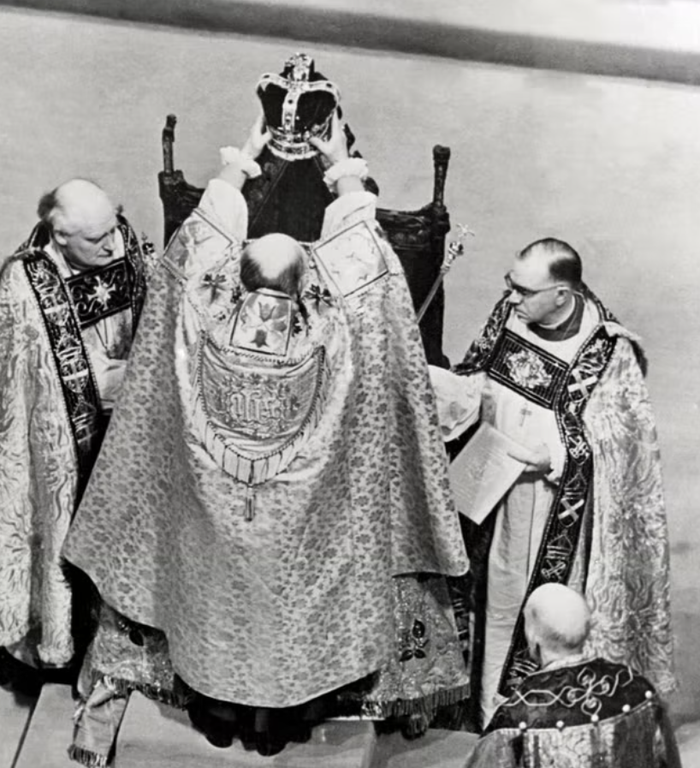 Xức dầu cho Vua Charles: Nghi thức thiêng liêng nhất tại lễ đăng quang - Ảnh 3.