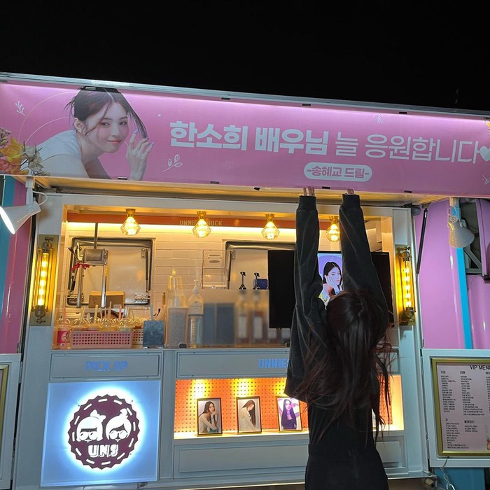 Rần rần loạt ảnh Han So Hee nhảy cẫng lên, phấn khích khi được “crush” Song Hye Kyo gửi tặng xe tải cà phê - Ảnh 3.