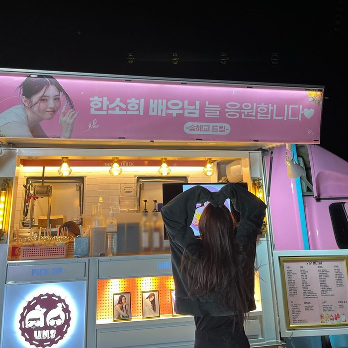 Rần rần loạt ảnh Han So Hee nhảy cẫng lên, phấn khích khi được “crush” Song Hye Kyo gửi tặng xe tải cà phê - Ảnh 4.