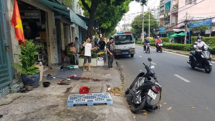 TP.HCM: Nam thanh niên đi mô tô Z1000 văng lên vỉa hè nguy kịch - Ảnh 2.