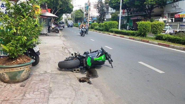 TP.HCM: Nam thanh niên đi mô tô Z1000 văng lên vỉa hè nguy kịch - Ảnh 1.