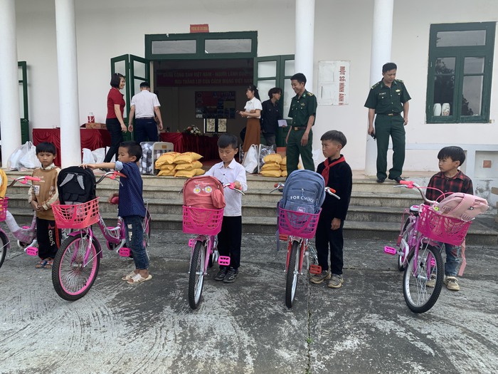 Trao quà “Nâng bước em tới trường” cho học sinh nghèo vượt khó ở biên giới - Ảnh 1.