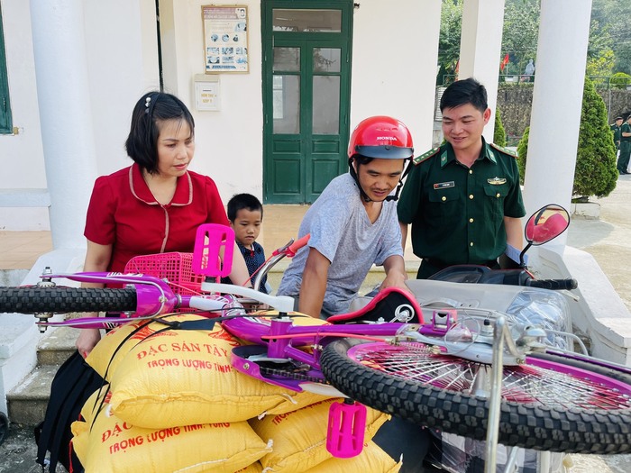 Trao quà “Nâng bước em tới trường” cho học sinh nghèo vượt khó ở biên giới - Ảnh 2.