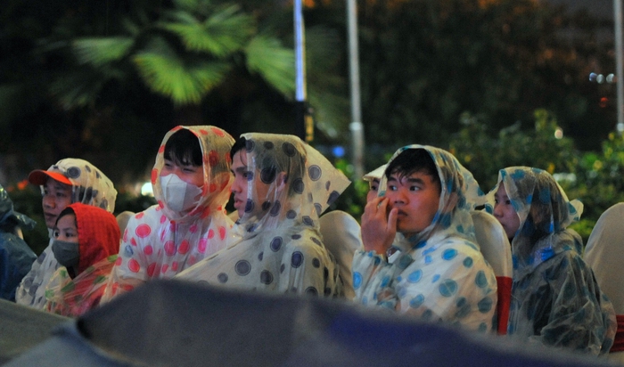 Khán giả đội mưa đi xem Liên hoan phim châu Á Đà Nẵng - Ảnh 4.