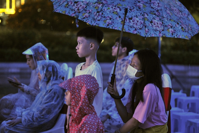 Khán giả đội mưa đi xem Liên hoan phim châu Á Đà Nẵng - Ảnh 5.