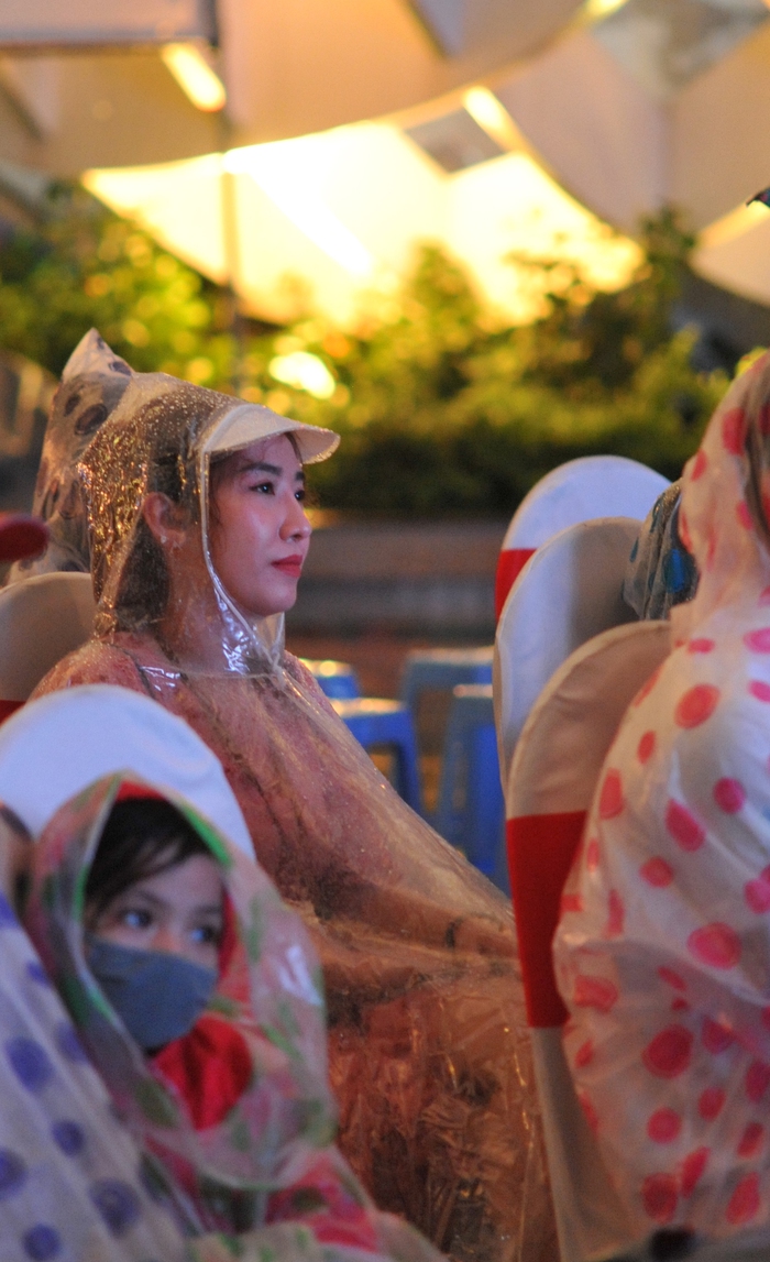 Khán giả đội mưa đi xem Liên hoan phim châu Á Đà Nẵng - Ảnh 8.