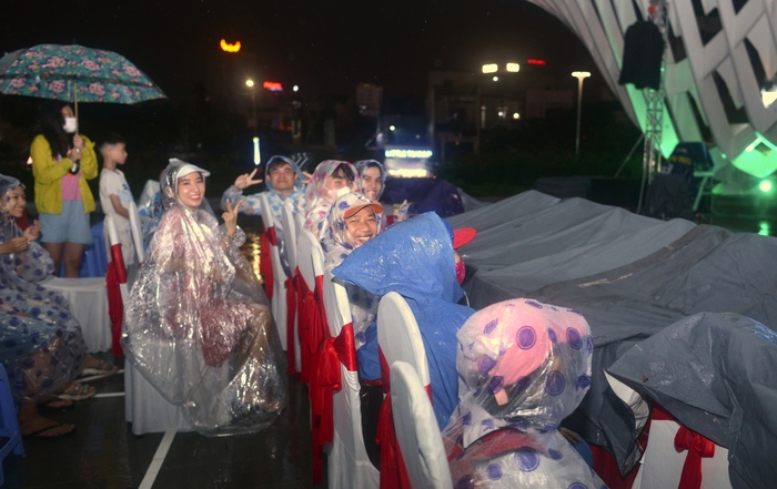 Khán giả đội mưa đi xem Liên hoan phim châu Á Đà Nẵng - Ảnh 3.