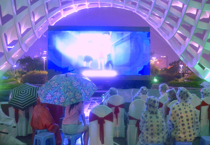 Khán giả đội mưa đi xem Liên hoan phim châu Á Đà Nẵng - Ảnh 2.
