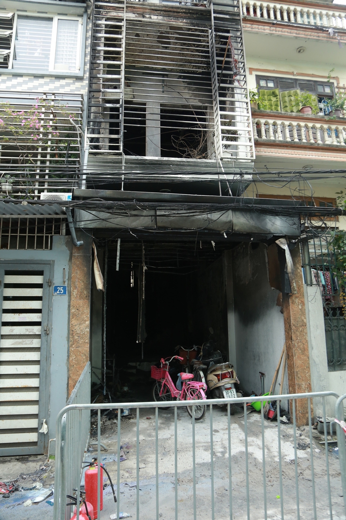 Hiện trường vụ hỏa hoạn ở Hà Nội khiến 4 bà cháu tử vong - Ảnh 2.