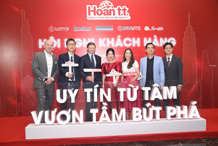 Bà Trần Thị Kim Hoàn cùng đại diện các thương hiệu đối tác tại sự kiện