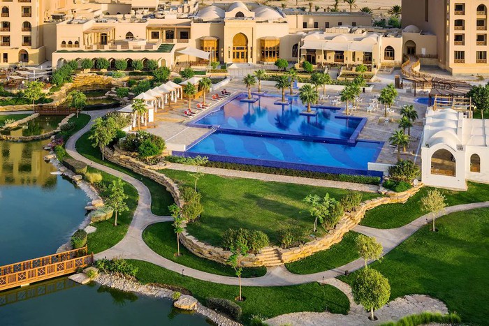 Soi khối tài sản khổng lồ của hoàng tử Alwaleed bin Talal - người giàu nhất Ả Rập Xê Út  - Ảnh 10.