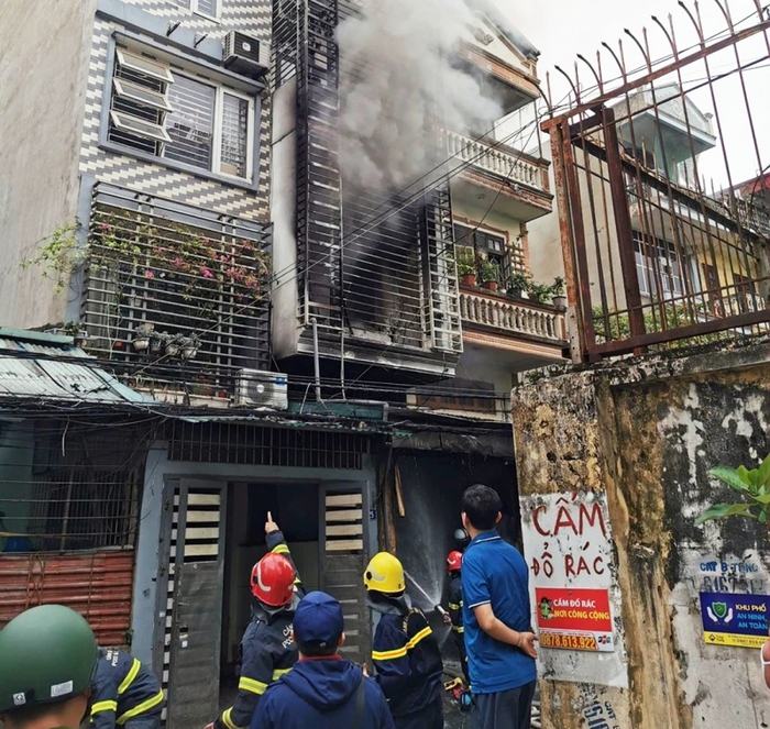 Hội LHPN Hà Nội thăm hỏi, chia buồn với gia đình nạn nhân vụ cháy nhà ở quận Hà Đông - Ảnh 2.
