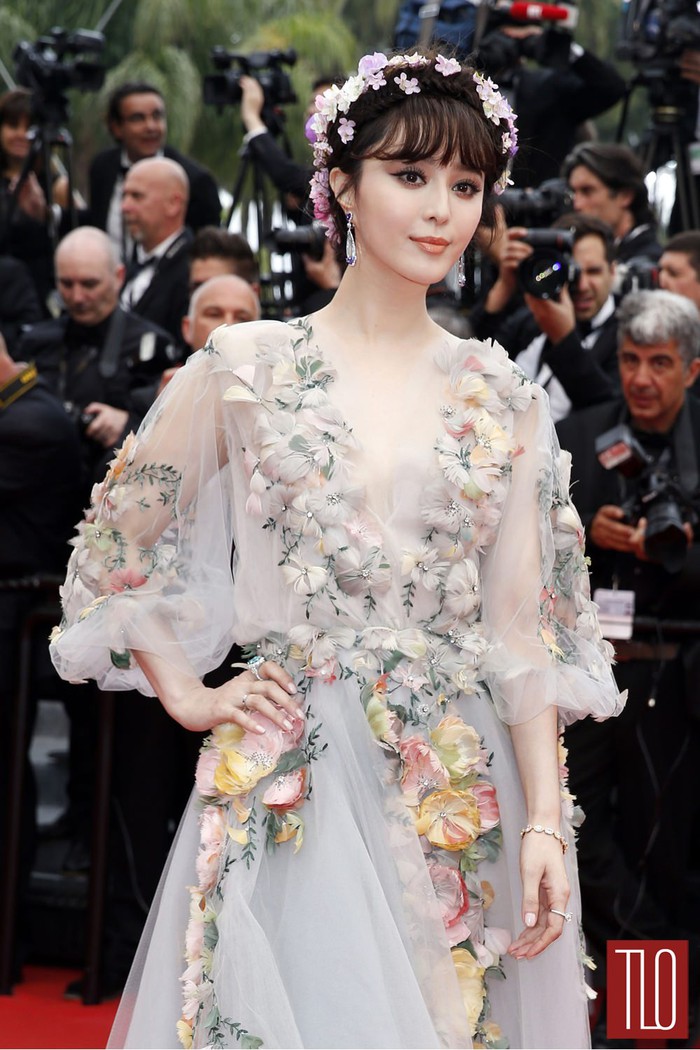 Những &quot;nàng tiên hoa&quot; từng xuất hiện trên thảm đỏ LHP Cannes: Elle Fanning là &quot;tường thành&quot;, những người còn lại thì sao? - Ảnh 4.