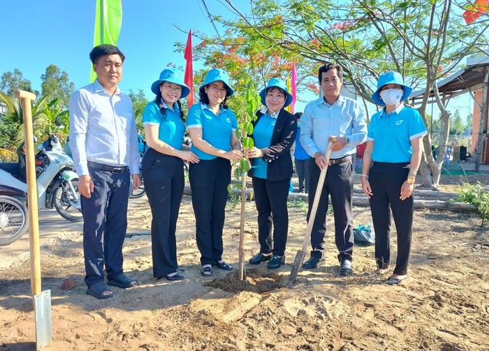 Phụ nữ Đồng Tháp trồng cây xanh mừng sinh nhật Bác, góp phần xây dựng nông thôn mới - Ảnh 1.
