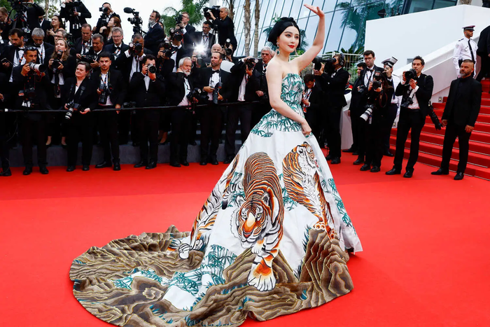 Phạm Băng Băng lộng lẫy như bà hoàng trên thảm đỏ Liên hoan phim Cannes 2023 - Ảnh 2.