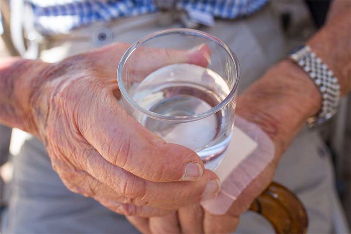 Những điều cần biết về tình trạng mất nước ở người cao tuổi - Ảnh 1.