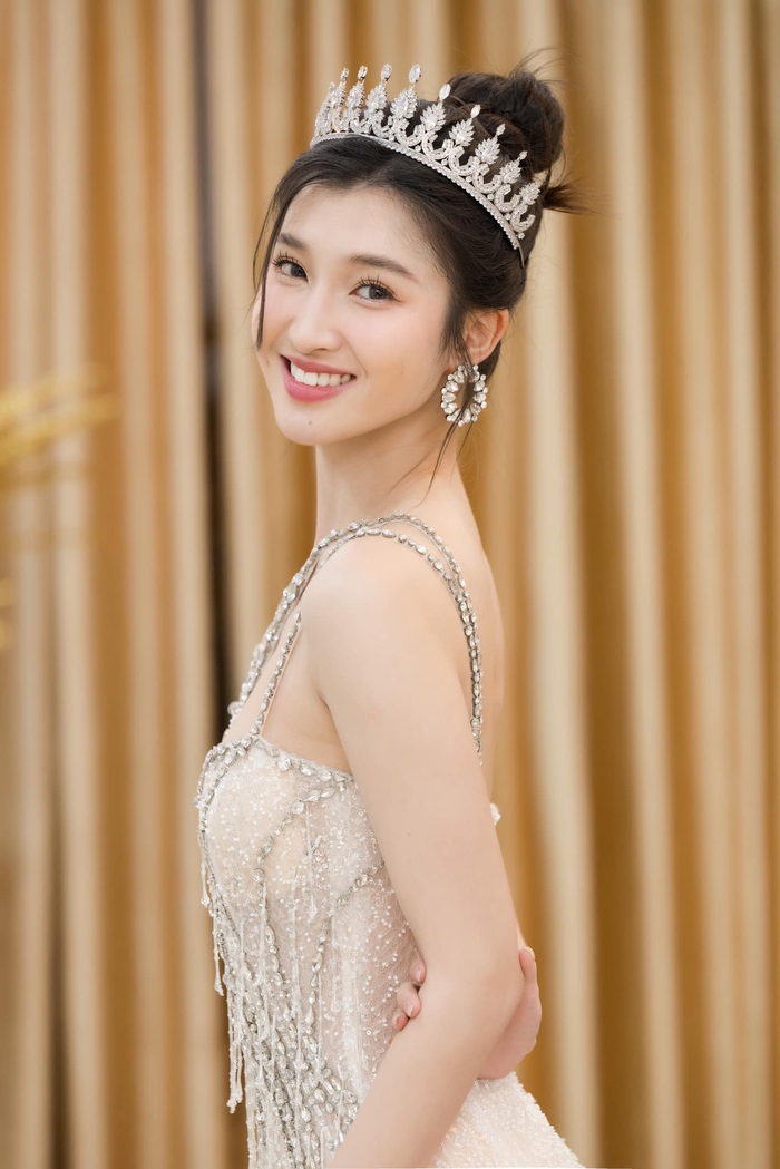 Á hậu Phương Nhi đại diện Việt Nam thi Hoa hậu Quốc tế  - Ảnh 2.