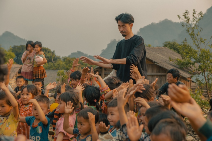 Hoàng Hoa Trung - Người thông báo có hơn 1000 em nhỏ được nhận nuôi sau MV &quot;Nấu ăn cho em&quot; của Đen Vâu - Ảnh 1.