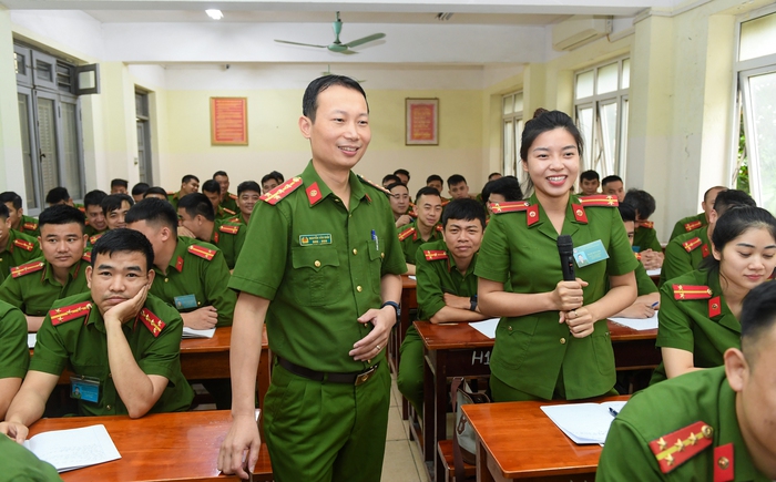 Ngôi trường có tất cả sinh viên biết bắn súng, bơi vũ trang, lái xe ô tô

 - Ảnh 3.