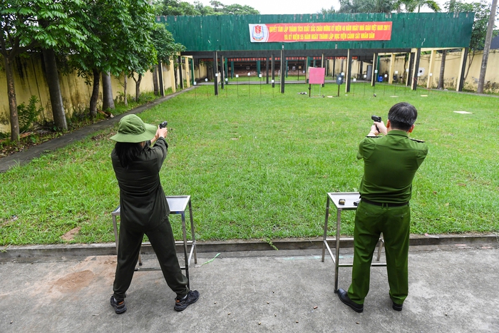 Ngôi trường có tất cả sinh viên biết bắn súng, bơi vũ trang, lái xe ô tô

 - Ảnh 6.