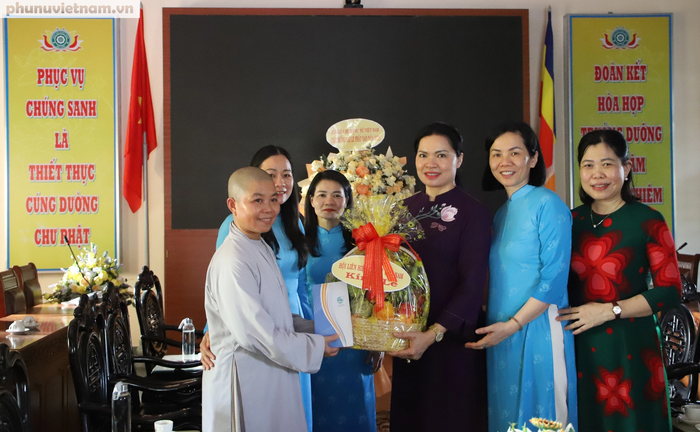 Hội LHPN Việt Nam kỷ niệm 133 năm Ngày sinh nhật Bác bằng nhiều hoạt động nhân văn, thiết thực - Ảnh 11.
