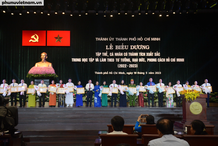 Thành phố Hồ Chí Minh: Biểu dương 302 gương điển hình trong học tập và làm theo tư tưởng, đạo đức, phong cách chủ tịch Hồ Chí Minh  - Ảnh 1.