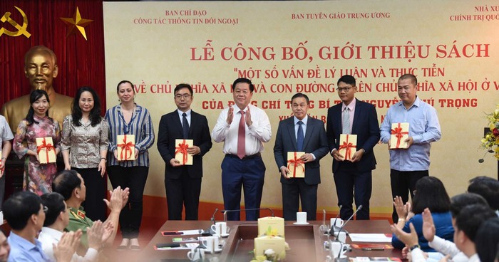 Ông Nguyễn Trọng Nghĩa cùng các khách mời tại buổi ra mắt sách