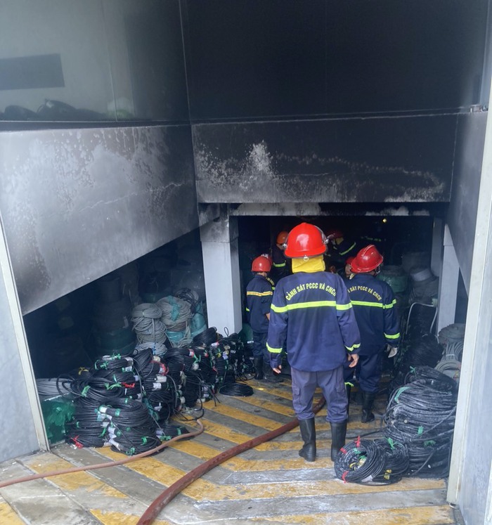 Cháy công ty ở TPHCM, người phụ nữ mắc kẹt trong nhà vệ sinh được cứu kịp thời  - Ảnh 2.