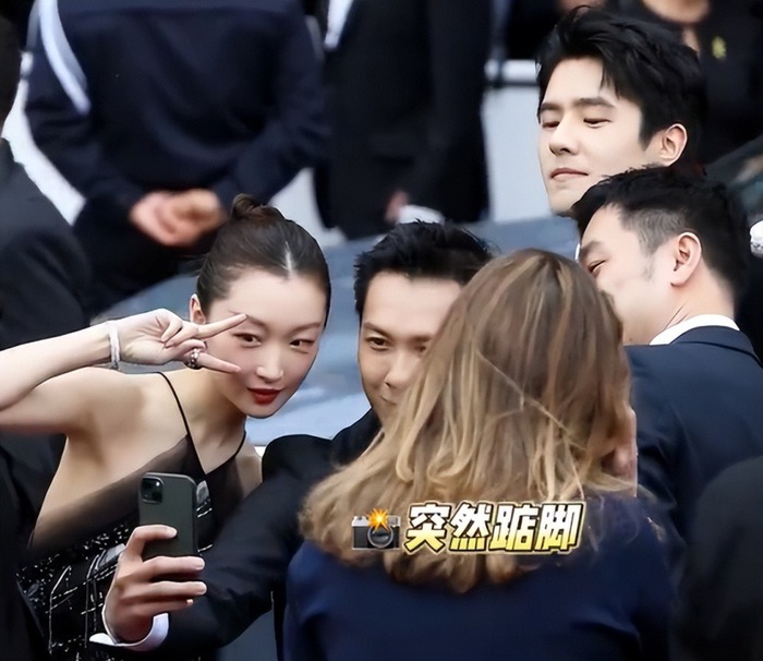 Châu Đông Vũ và Lưu Hạo Nhiên trao nhau ánh mắt đầy ẩn ý tại thảm đỏ LHP Cannes 2023 - Ảnh 2.