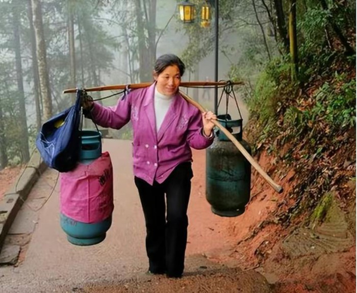 19 năm gánh hàng lên núi, tần tảo nuôi con thành tài, người phụ nữ ngậm ngùi khi bị nhà chồng và dân làng chửi rủa oán trách - Ảnh 6.