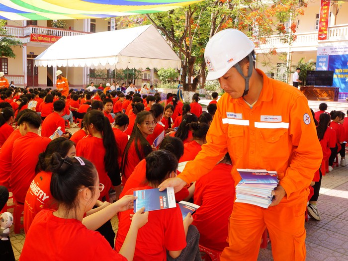 Chung tay đảo đảm hành lang an toàn lưới điện trên địa bàn tỉnh Thanh Hóa  - Ảnh 1.