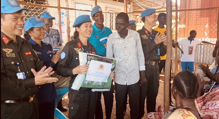 Phụ nữ Bộ Công an Việt Nam tặng quà phụ nữ khuyết tật tại Nam Sudan - Ảnh 1.
