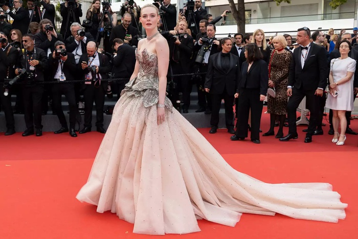 &quot;Công chúa&quot; Elle Fanning và màn lột xác ngỡ ngàng ở LHP Cannes 2023 - Ảnh 3.