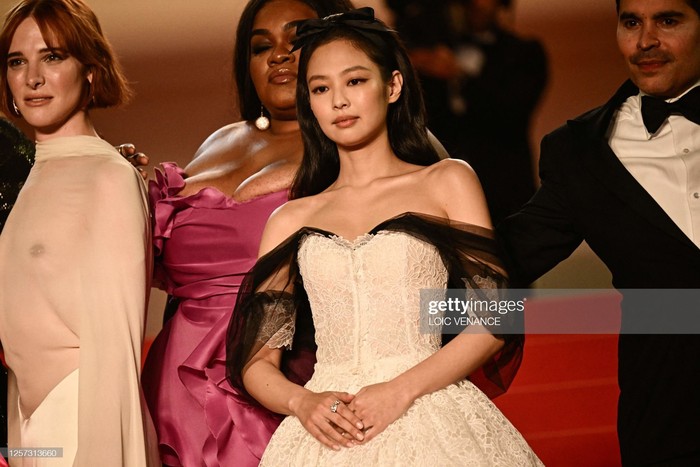 Jennie bùng nổ nhan sắc trên thảm đỏ Cannes 2023, chiếm hết spotlight của con gái Johnny Depp - Ảnh 6.