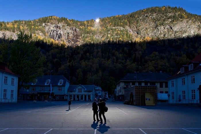 Vì sao Rjukan được mệnh danh là 'thị trấn không có Mặt Trời'? - Ảnh 1.