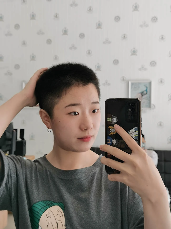 Những cô gái Trung Quốc đấu tranh chống lại 'nghĩa vụ làm đẹp' bằng cách 'cạo đầu' - Ảnh 1.