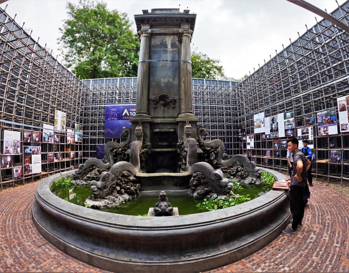 Độc đáo khối gương kính khổng lồ ở vườn hoa Hà Nội - Ảnh 3.