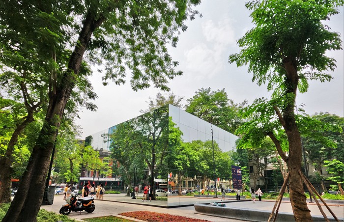 Độc đáo khối gương kính khổng lồ ở vườn hoa Hà Nội - Ảnh 2.