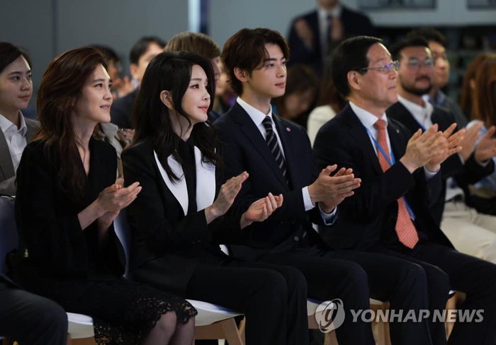 ''Công chúa Samsung'' đọ sắc Đệ nhất phu nhân Hàn, bên cạnh là Cha Eun Woo gây chú ý - Ảnh 2.