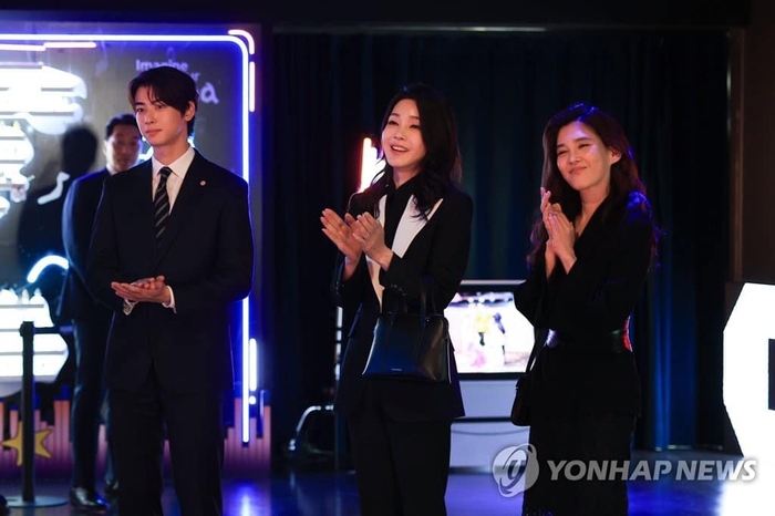 ''Công chúa Samsung'' đọ sắc Đệ nhất phu nhân Hàn, bên cạnh là Cha Eun Woo gây chú ý - Ảnh 3.