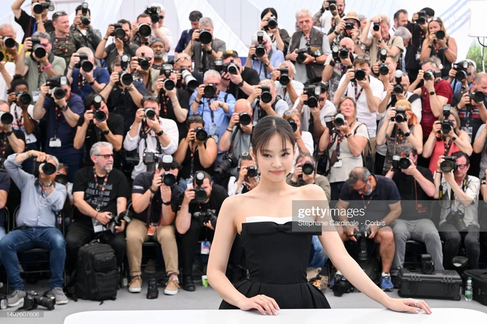 Các nhiếp ảnh gia tại Cannes 2023 đồng loạt hô vang tên Jennie vì điều này - Ảnh 3.