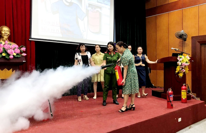 Hà Nội: Tập huấn kỹ năng phòng cháy, chữa cháy cho phụ nữ và trẻ em - Ảnh 2.