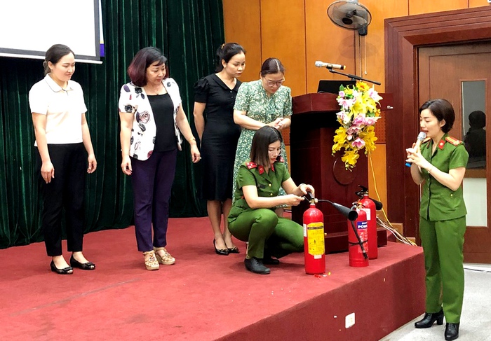 Hà Nội: Tập huấn kỹ năng phòng cháy, chữa cháy cho phụ nữ và trẻ em - Ảnh 3.
