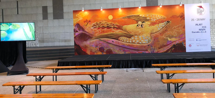 Bức tranh trong cuốn “Tìm Mẹ và các truyện dân gian khác” (Phạm Rồng vẽ, NXB Kim Đồng) được BTC Hội sách lựa chọn làm nền sân khấu chính