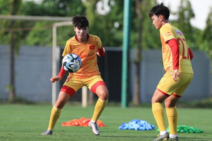 Đội tuyển Nữ Việt Nam làm quen với trái bóng của Vòng chung kết World Cup 2023 - Ảnh 1.