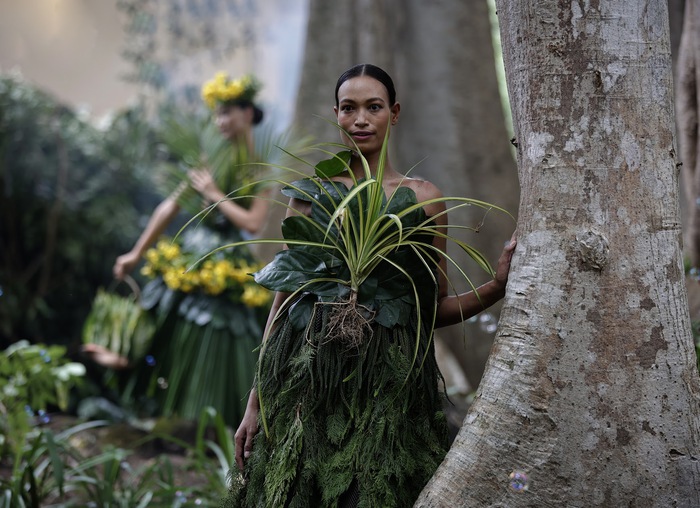 NTK Minh Hạnh làm thời trang làm từ hoa khô, lá rừng để kêu gọi bảo vệ môi trường  - Ảnh 29.