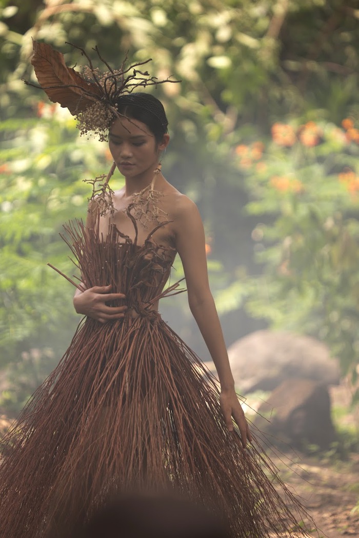 NTK Minh Hạnh làm thời trang làm từ hoa khô, lá rừng để kêu gọi bảo vệ môi trường  - Ảnh 6.